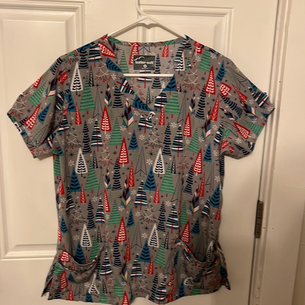 Women’s Butter-Soft Scrub Top Size Medium